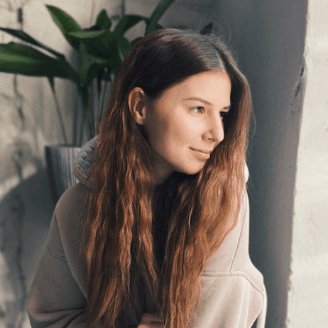 Adelina Karpenkova content marketer headshot.